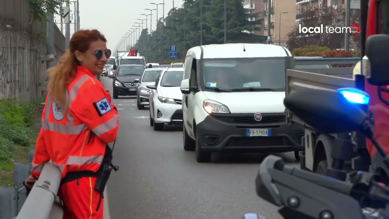 Blitz Ultima Generazione: attivisti che bloccano strada lasciano passare l'ambulanza