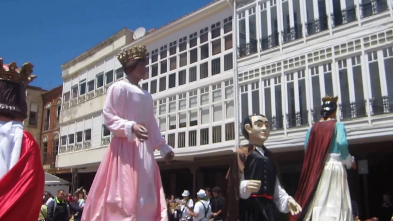 Gigantes y cabezudos de Aranda de Duero en Aguilar de Campoo 2016