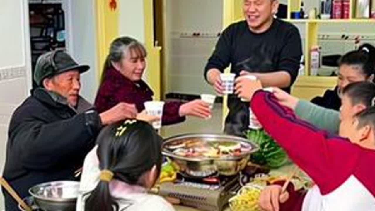 爷爷85岁大寿！小冯一早去菜市场买食材，全家聚一起涮火锅、吃蛋糕，有说有笑的幸福感直接拉满！#我的农村生活 #记录真实生活 #家庭日常 #一家人在一起就是幸福 #家有一老如有宝