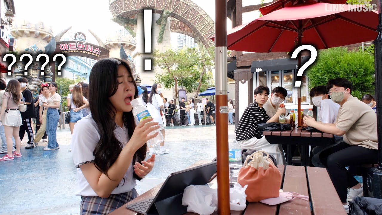 롯데월드에서 예쁜애가 갑자기 노래 불렀는데 고음 레전드 찍음 ㄷㄷ 반응 미쳤다 ㅋㅋ (백예슬 - 그냥 편한 사이라도)