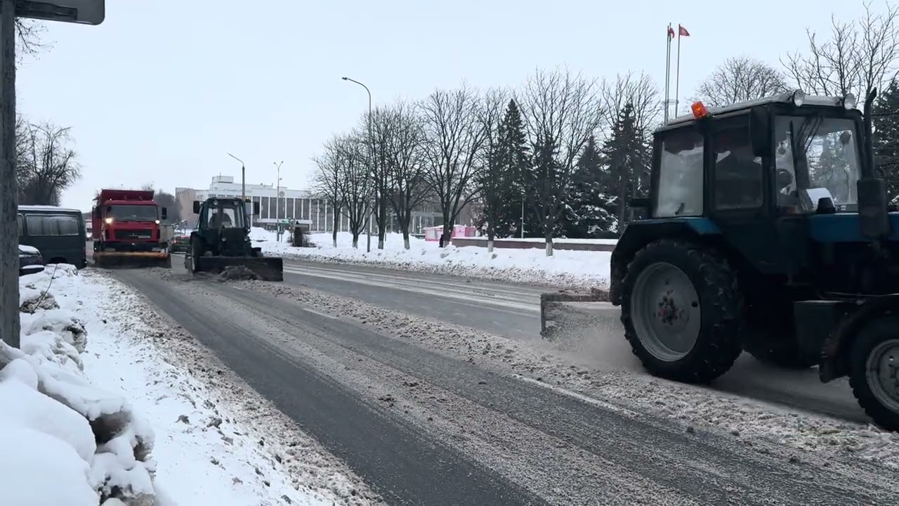 Техника ЖКХ в сопровождении ГАИ очищает улицы Солигорска