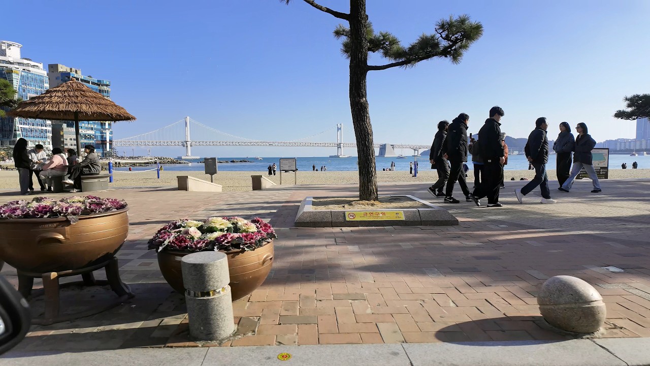 Busan Gwangalli Beach (광안리해수욕장)in winter. 한겨울 부산 광안리 해수욕장 풍경