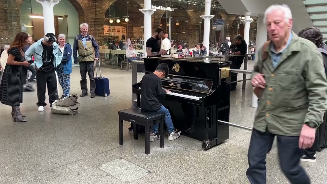 2025.06.09 10-Year-Old Stuns London with Piano Performance in St Pancras International Station 🎹🇬🇧