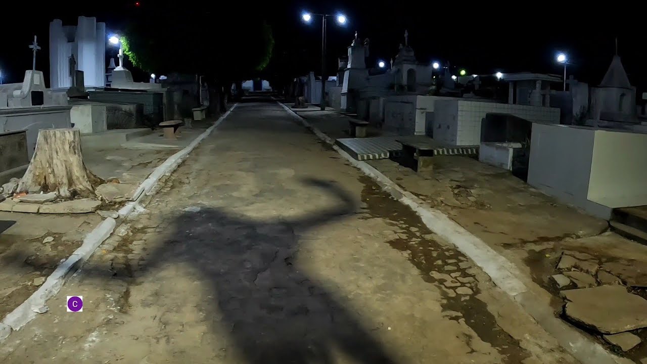 NO CEMITÉRIO A NOITE ONDE EU VI UMA APARIÇÃO DE UM HOMEM NO TÚMULO