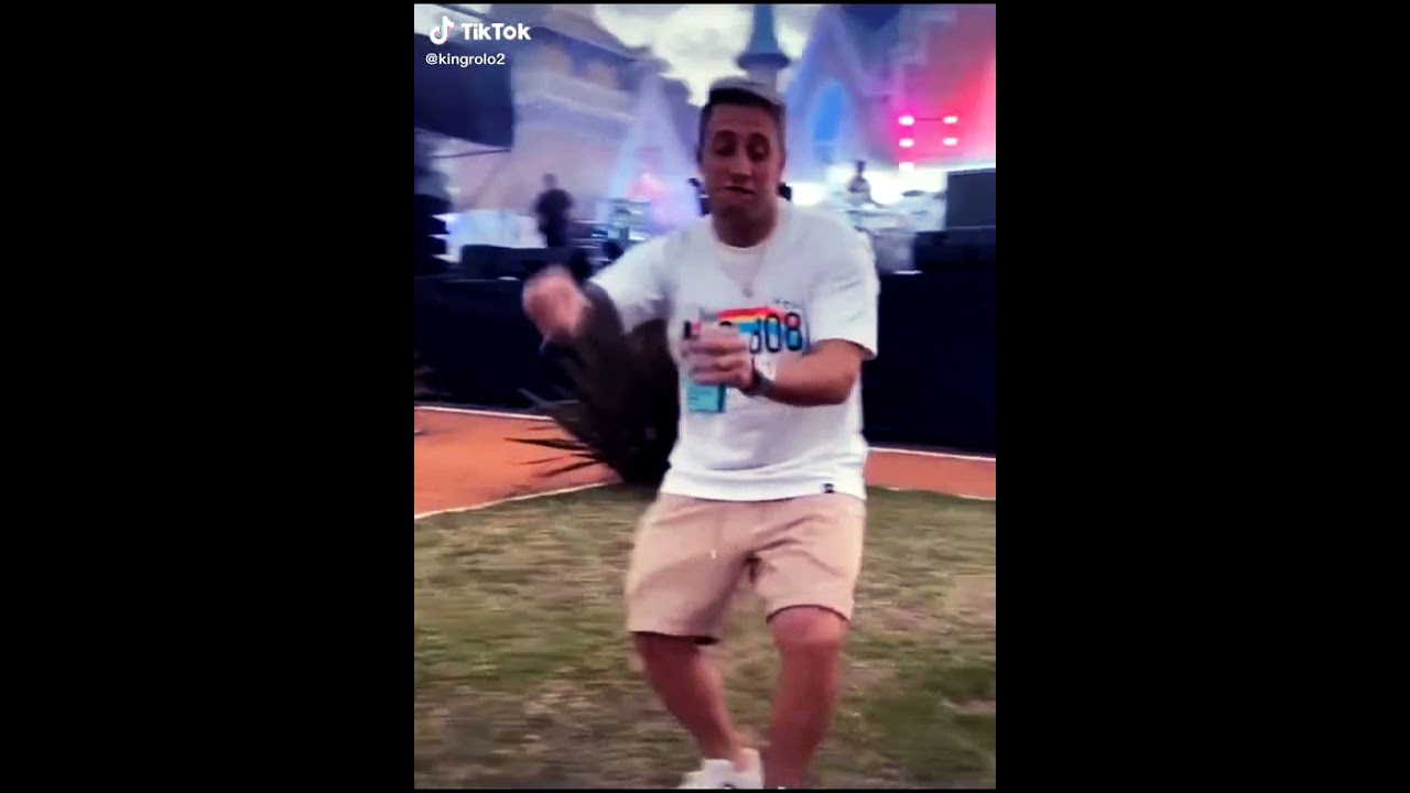 momo bailando con sonido de fierros de fondo