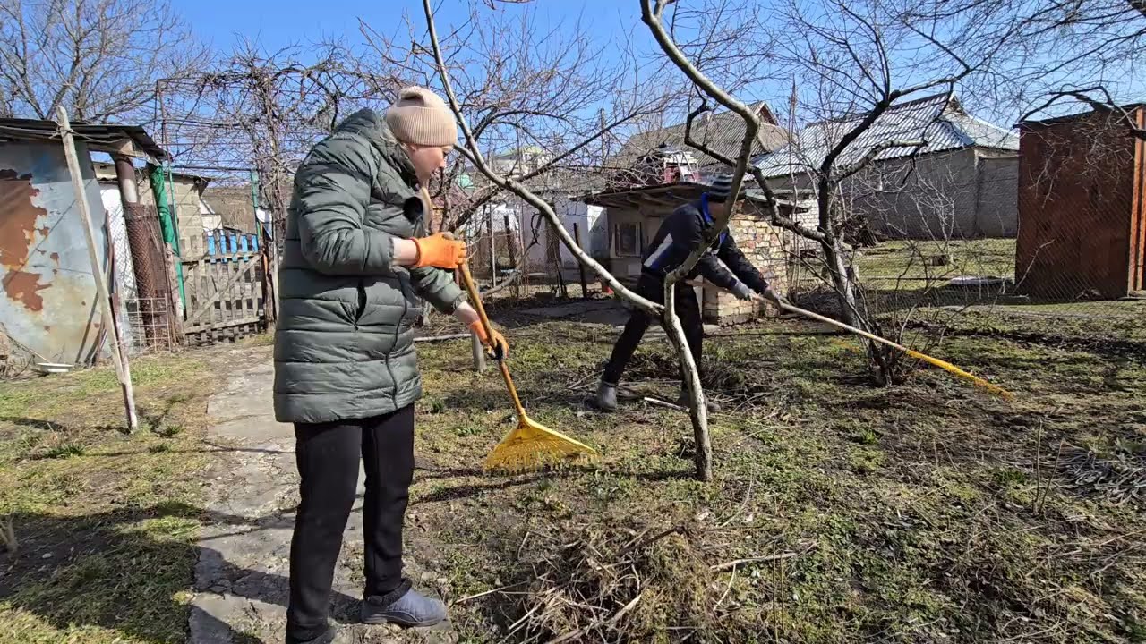 Работаем на даче в четыре руки! 