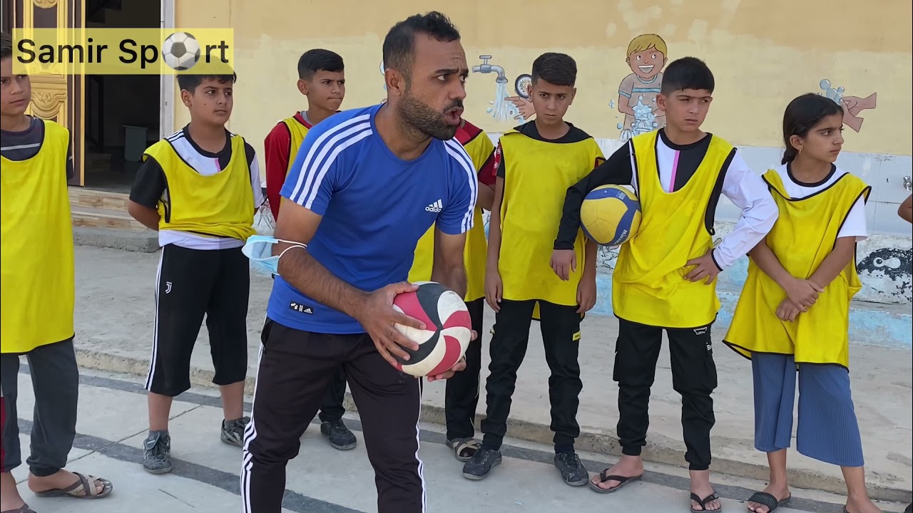 تعليم المبتدئين على مهارة الارسال من الاسفل بكرة الطائرة