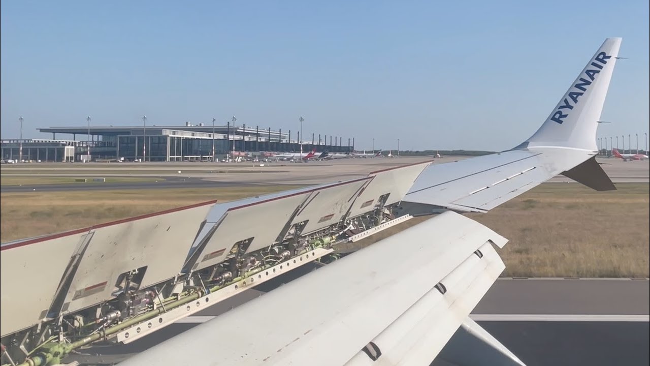 Ryanair Boeing 737 MAX 8 / Landing Berlin Brandenburg Airport BER / Runway 07L