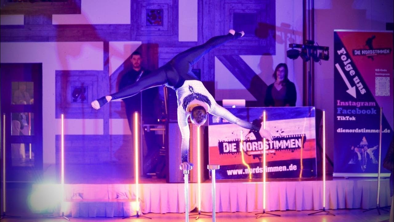 Handstand Akrobatin mit LED Stäben