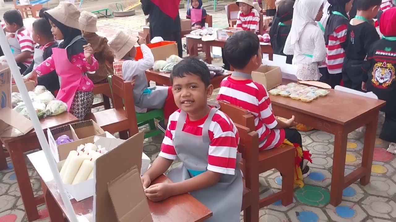 Keseruan Jual Beli di Pasar Krempyeng TPA, PG dan TKIT Robbani Cendekia