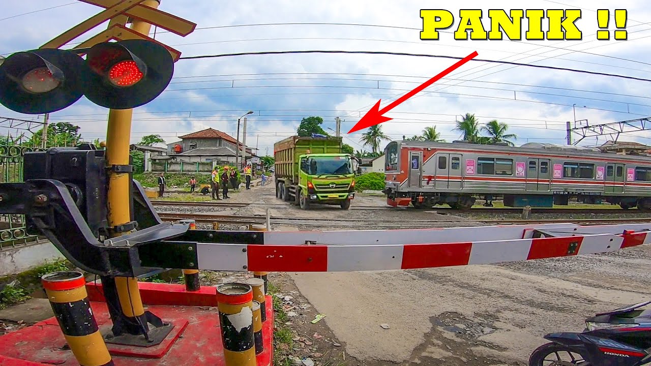 MENDEBARKAN !! Detik Detik Truk Besar Mogok Di Tengah Perlintasan Kereta Api Citeras