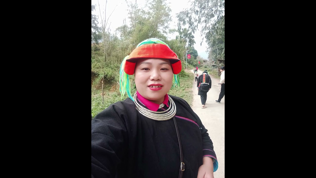 Bô lỵ bác me hát qua điện thoại với cỏng can Khuổi hốc 