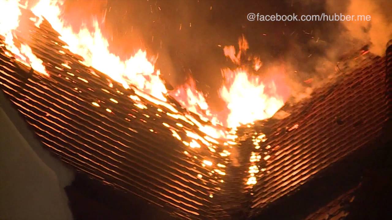 Berlin-Friedrichshain: Feuerwehr-Gro&szlig;einsatz bei Dachstuhlbrand in Frankfurter Allee