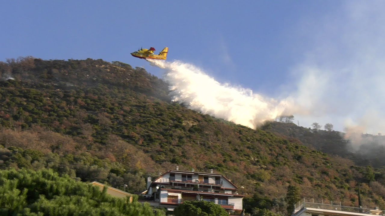 Genova, Canadair in azione sul Monte Moro: i lanci per circoscrivere le fiamme