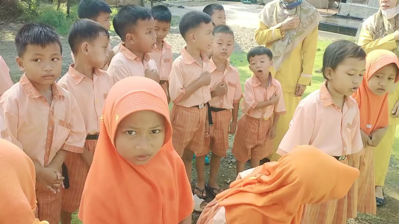 Senin menyanyikan laguindonesiaraya anak anak itu unik sekian anak sekian karakter 