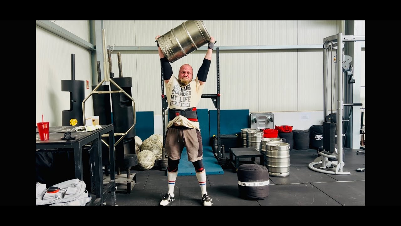 Strongman Vorbereitung 1/4 Fass Überkopfdrücken und Medly Duckwalk, Sandsack und Atlasstein