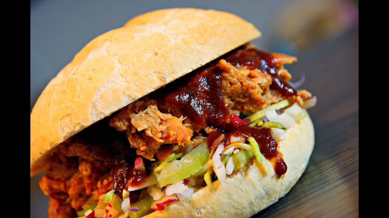 Pulled Chicken Sandwich video recipe - Smoked on the ProQ Excel 20 - Napoleon Apollo smoker