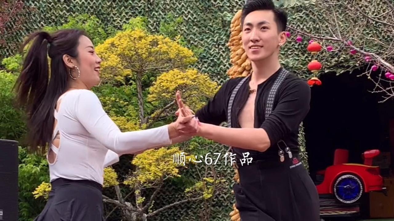 21岁果果和姐姐在本溪小市一桩表演，太美了！