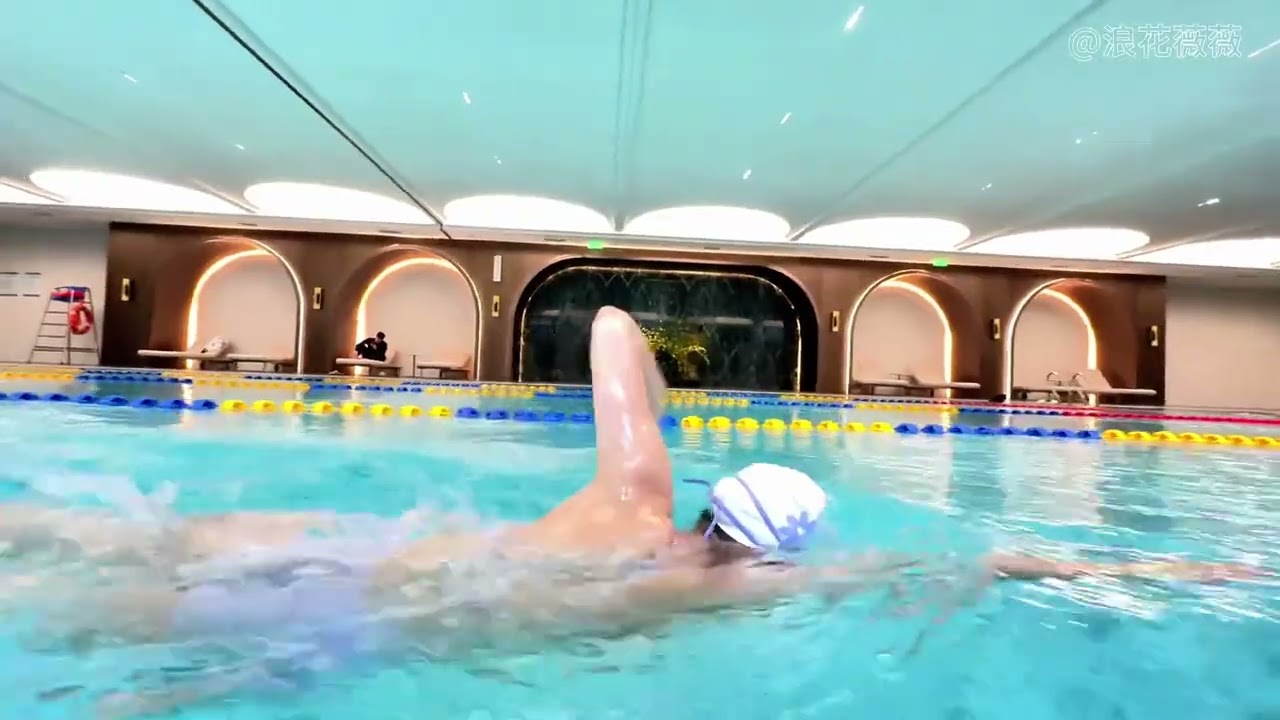 Unleashing the Waves: Weiwei Langhua's Freestyle Mastery on Douyin