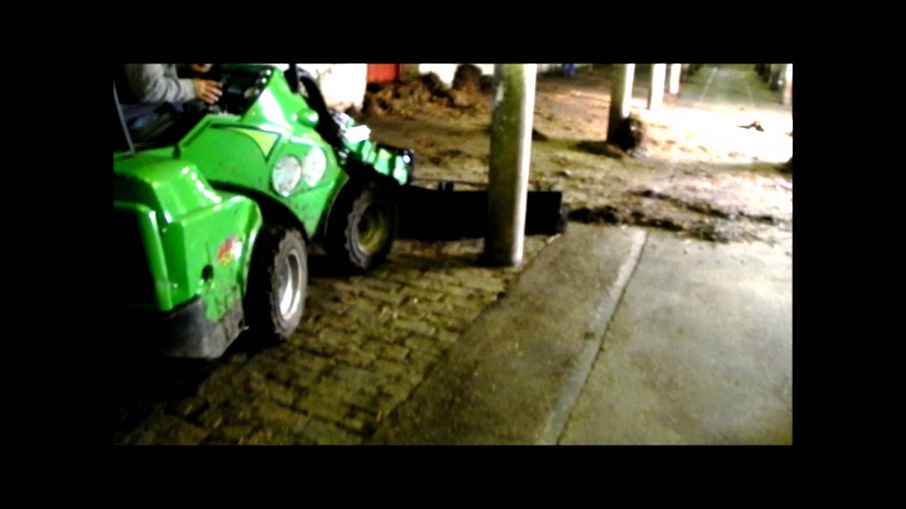Nakladač Avant 528 AGRO s gumovou stěrkou Avistech.wmv