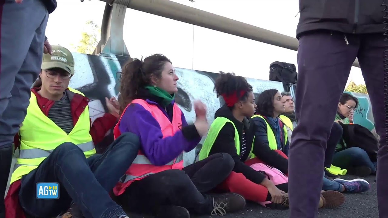 Roma, nuovo blocco stradale degli attivisti di Ultima Generazione [DIRETTA]
