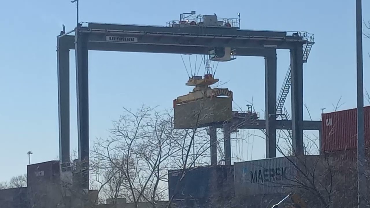 CSX 59th Street Liebherr Crane working