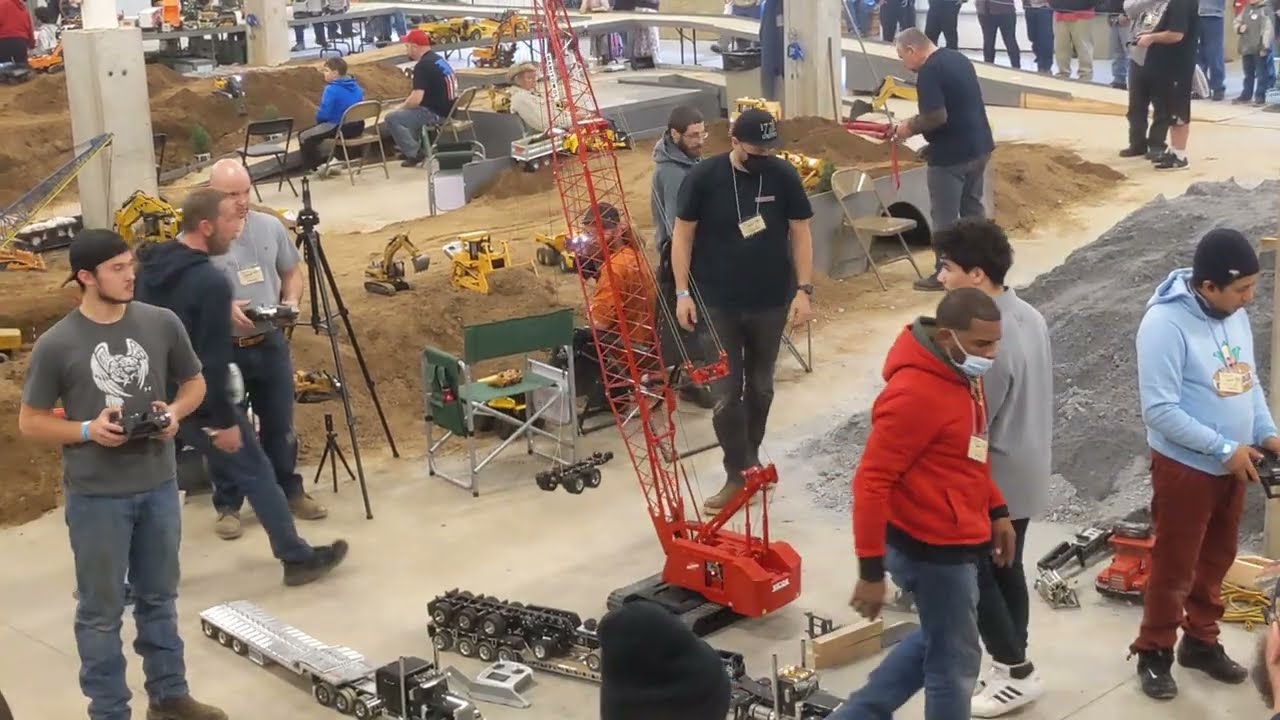 RC 1/14 Scale Manitowoc 4100 Crawler Crane @ Cabin Fever 2022
