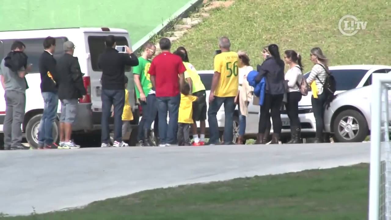 Neymar e Bruna Marquezine se encontram em treino da Seleção Brasileira
