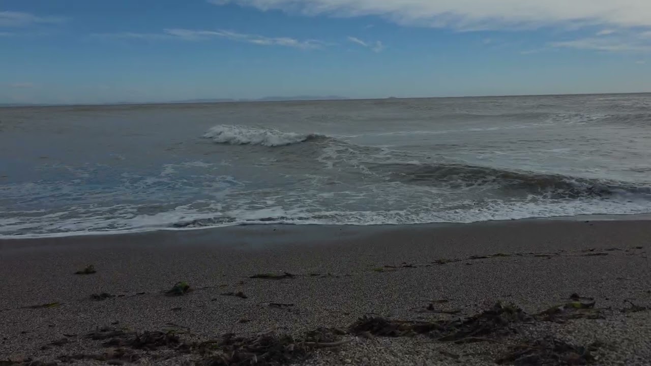 Olas locas hacen un muro de arena