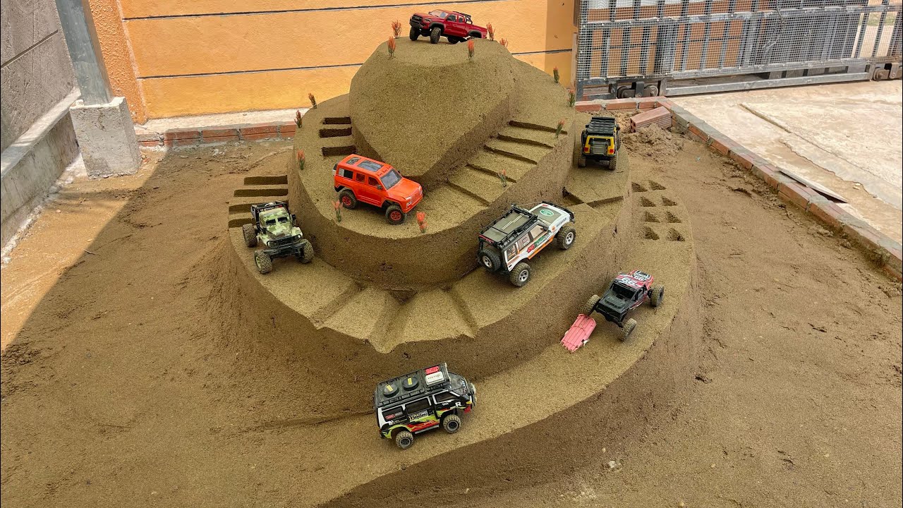 Epicka wspinaczka RC Off-Road Hill Climb! Jeep kontra Land Cruiser, Tacoma kontra Mitsubishi 🚗⛰️