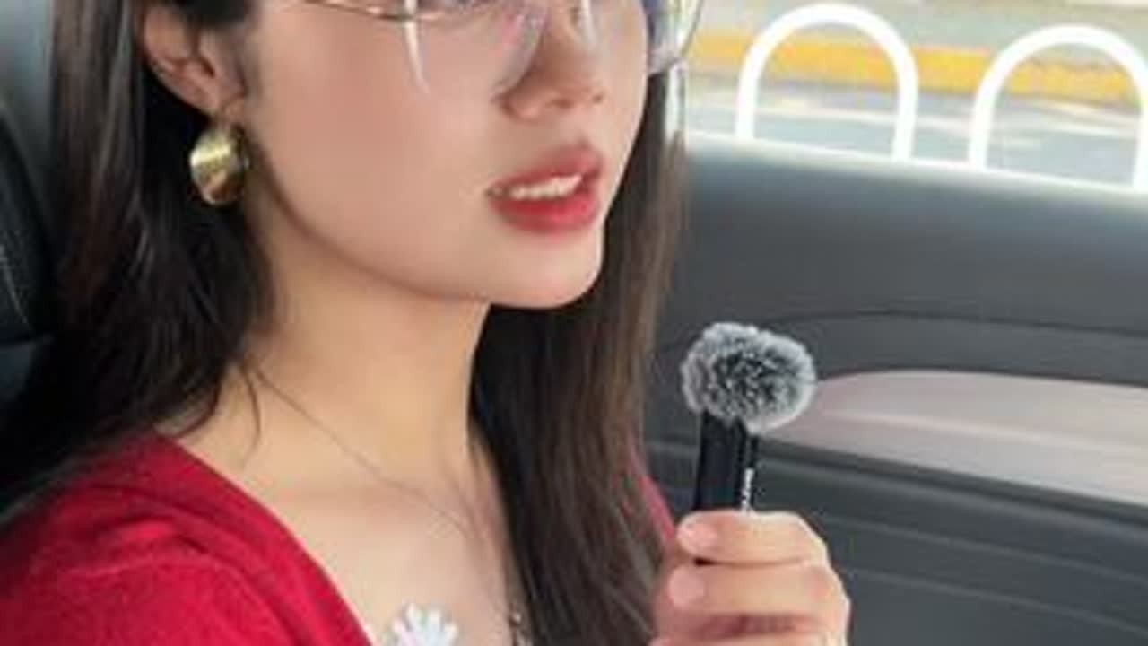 越南人到武汉坐无人出租车吓了一跳！这怎么可能？太神奇了！#越南人在中国 #越南女孩 #留学生 #萝卜快跑 #外国人反应