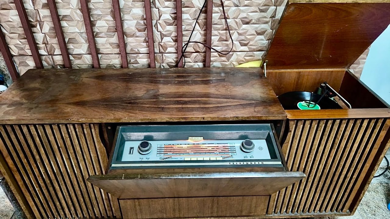 Rara Vitrola Telefunken vintage da década de 1950, funciona como móvel de madeira e aparelho de som.