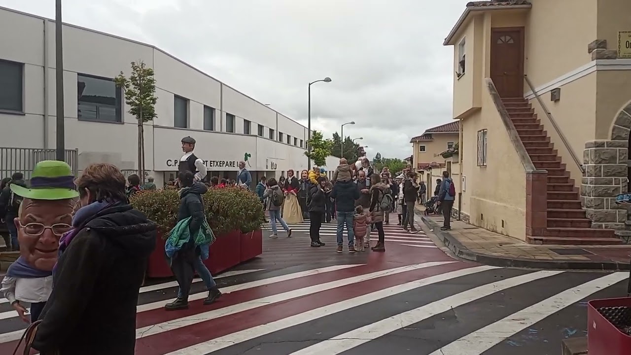 Gigantada en la Txantrea 2024 Pasacalles