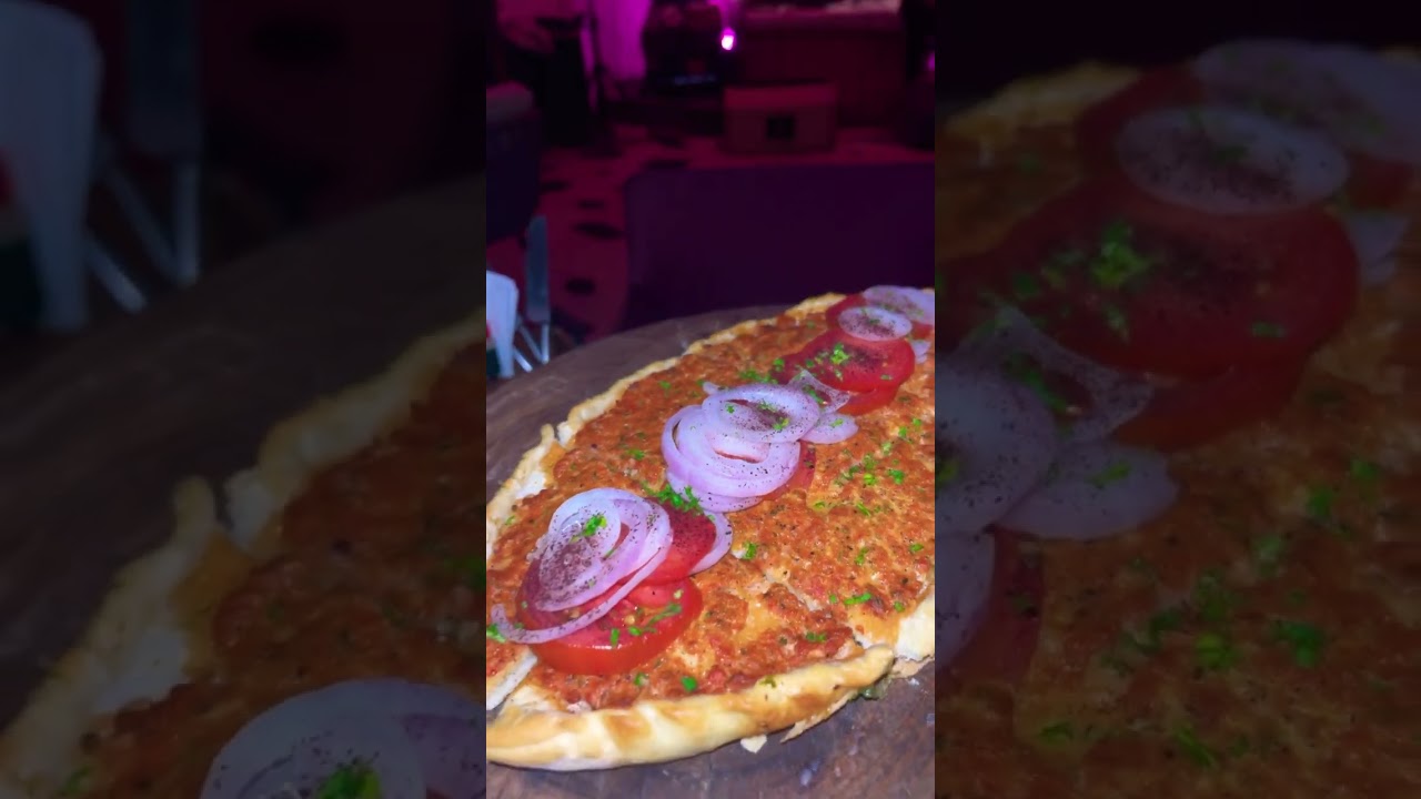 This Turkish pizza is my Saturday mood🍕 #turkishpizza #turkishpide #muttonpizza
