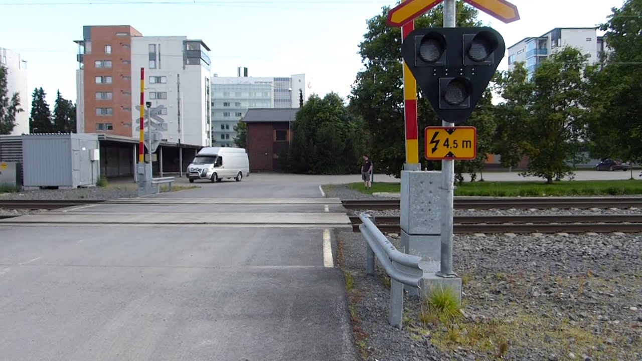 Helsinki-Oulu juna ohittaa seinäjoen tasoristeyksen nimellä S52