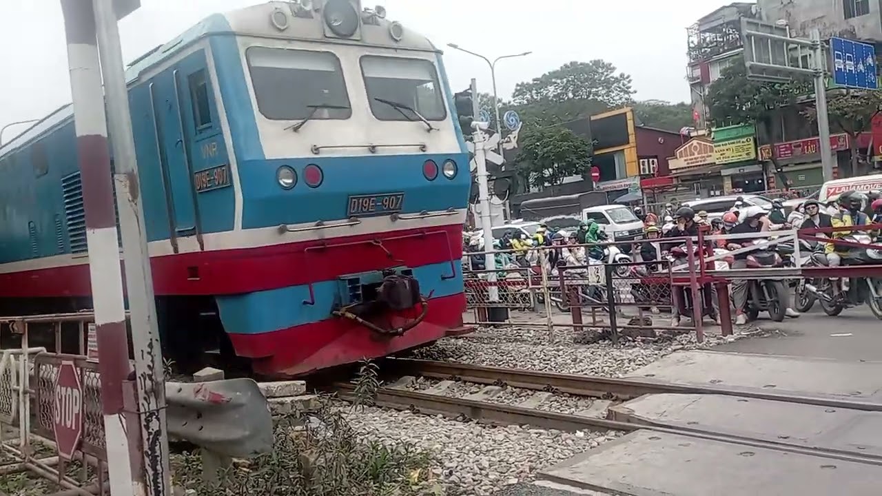 (Hội chợ xuân ở trường) D19E - 907 kéo tàu SE9 về Ga Sài Gòn qua chắn Kim Liên C