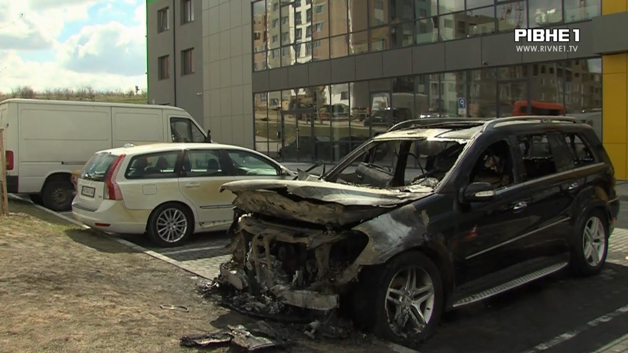 У Рівному внаслідок підпалу згорів позашляховик