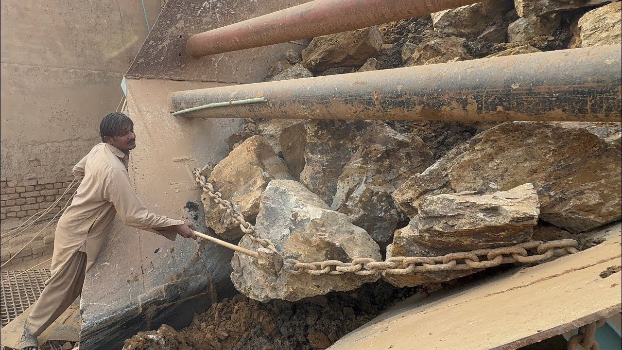 “Real Stone Crusher Power 💥 Giant Rocks Jammed in Hopper | Unstoppable Hammer Machine in Action