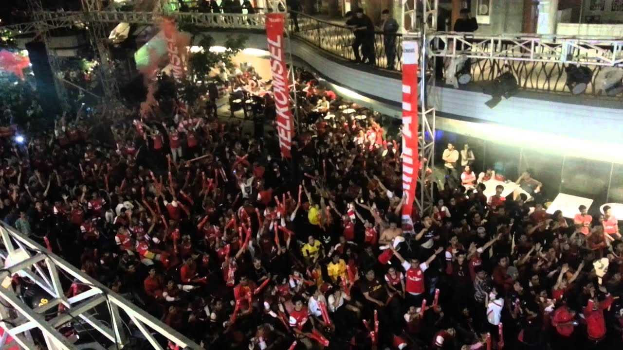 Arsenal Indonesia Supporters (AIS) Chants at Nobar Arsenal v Manchester United 28/4/13