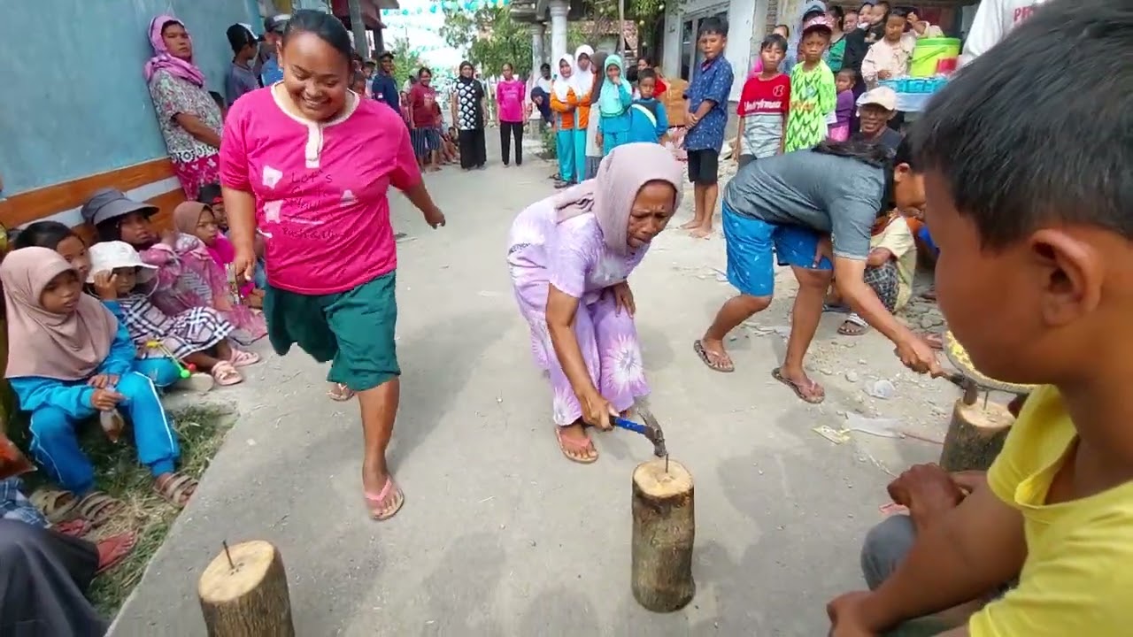 (Arsip) Lomba Agustusan(Ds.Pejagan) memalu paku di kaku,peserta pasangan ibu-ibu dan bapak-bapak.