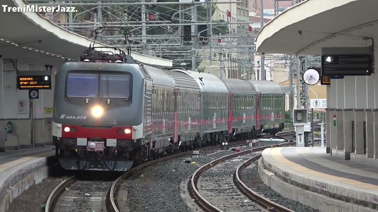 Treno Intercity notte Palermo-Roma effettua fermata nella stazione di Termini Imerese.