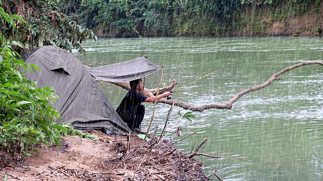 Camping hujan deras angin kencang mancing di sungai kalimantan yang banyak ikannya