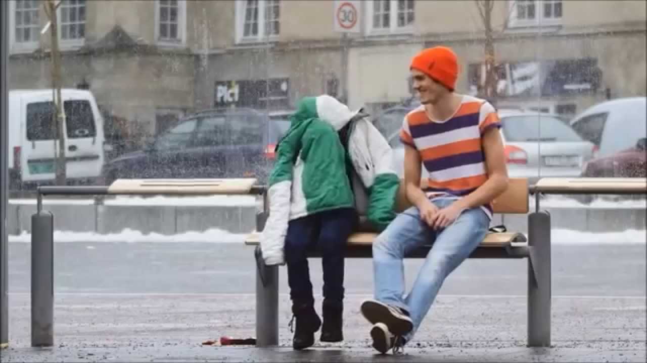 Pomaganie jest piękne! Bardzo wzruszający filmik! Eksperyment społeczny!