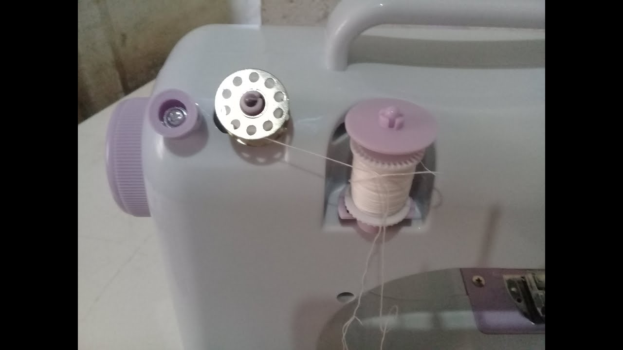 Como encher o carretel de linha na maquina portátil
