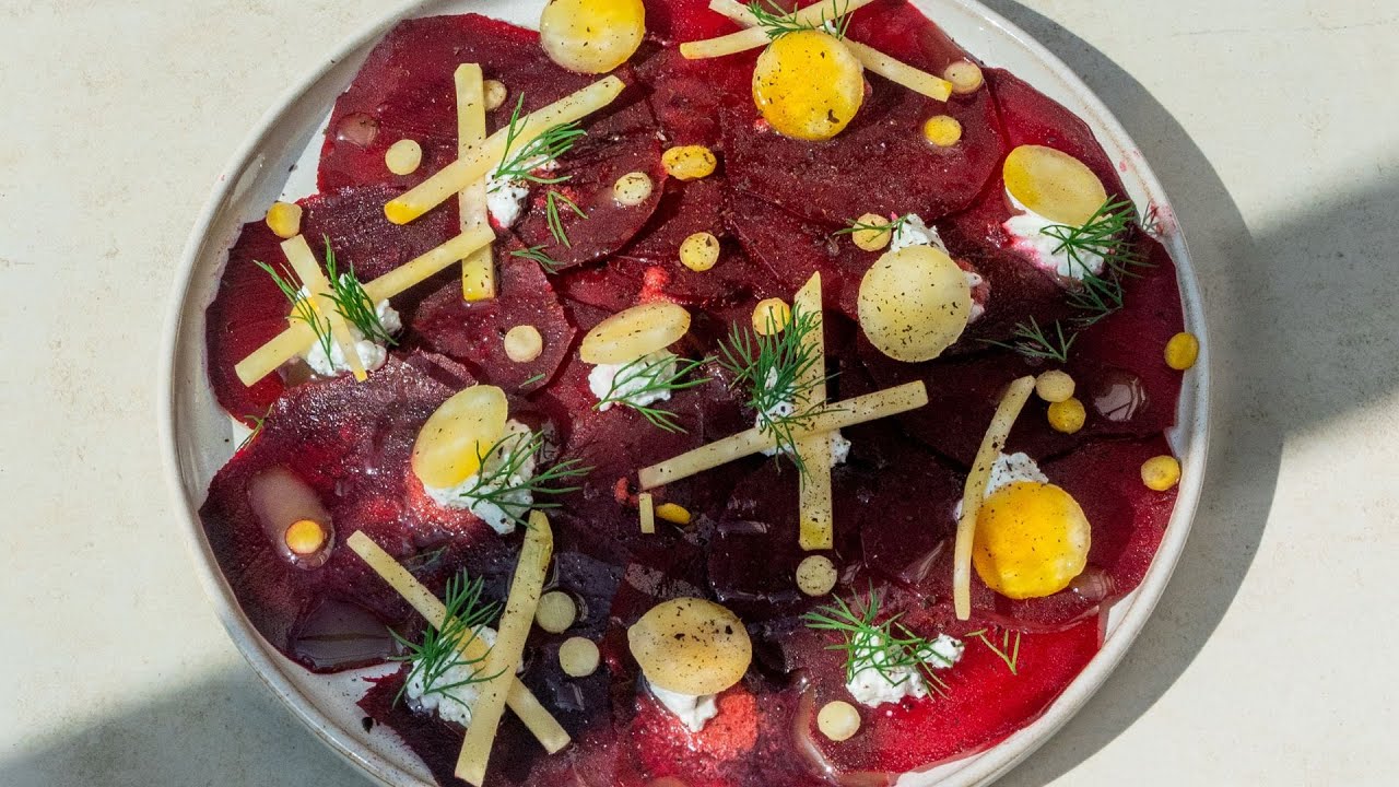 Recette facile et rapide - Carpaccio de betterave, café, chèvre et aneth