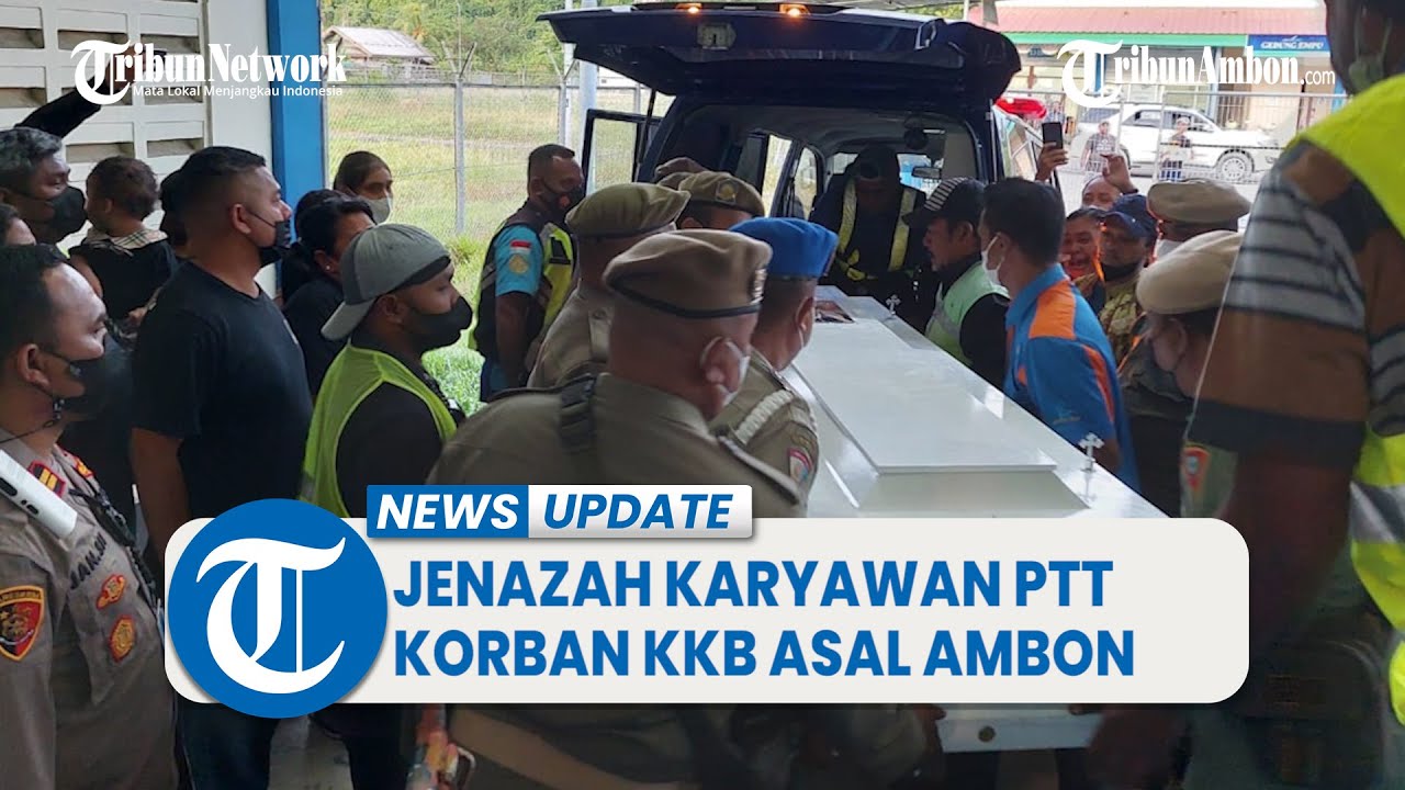 Tangis Histeris Iringi Kedatangan Jenazah Karyawan PTT Korban KKB Asal Ambon di Bandara Pattimura