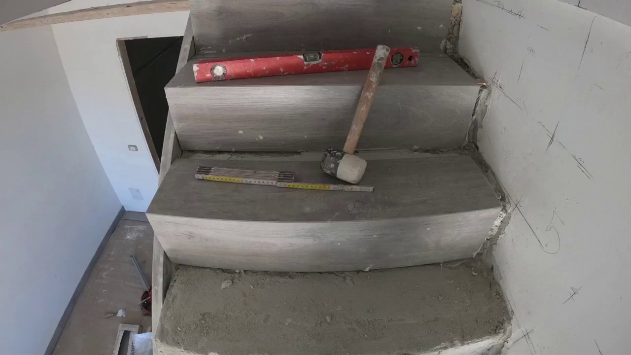 Lavori in corso: posa rivestimento scala interna