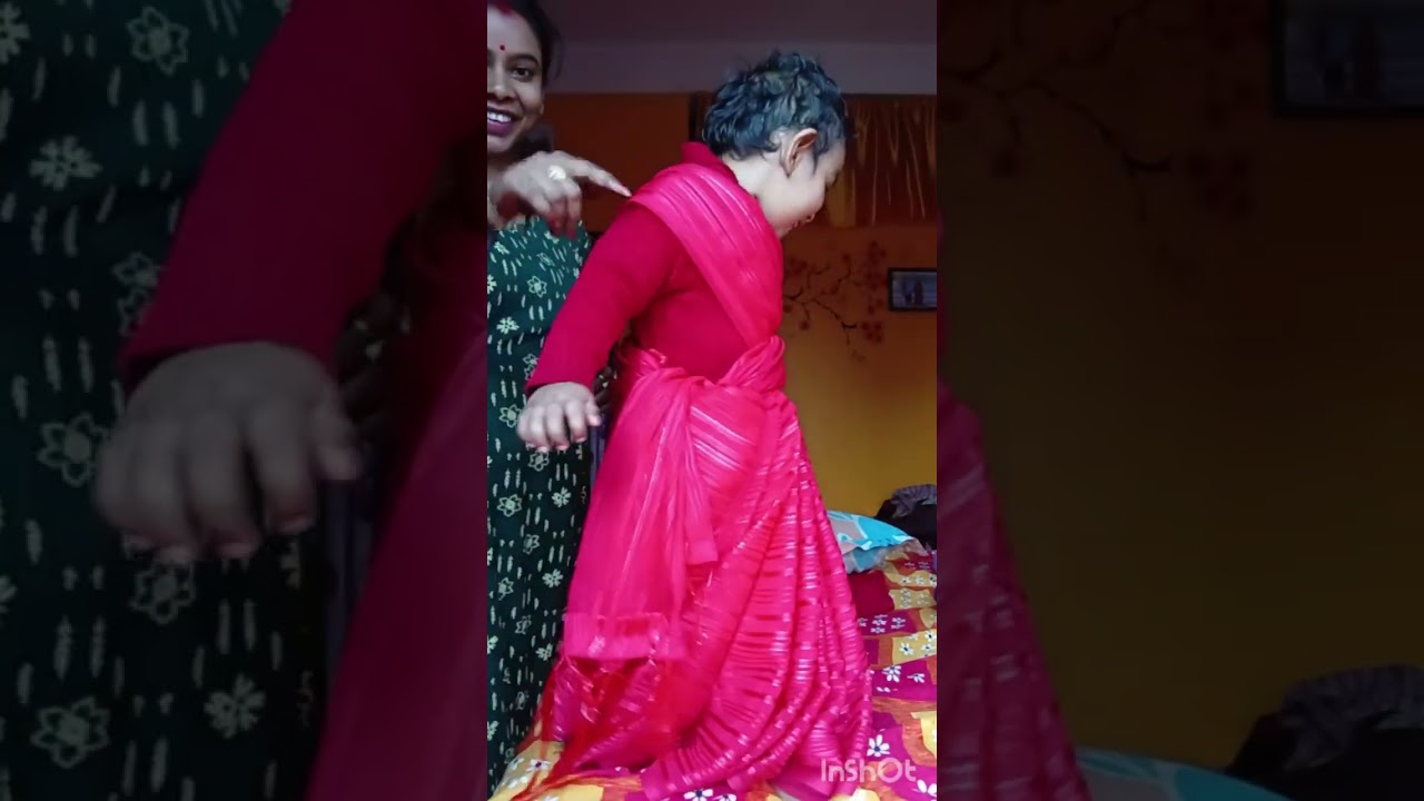 মেয়ে শাড়ী পরে