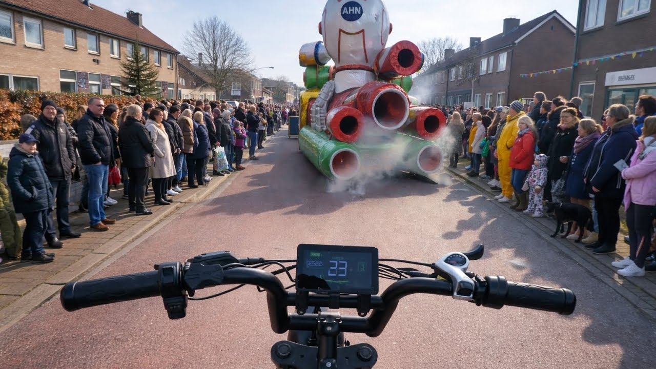 Ik fiets midden in de carnavalsstoet!🤯