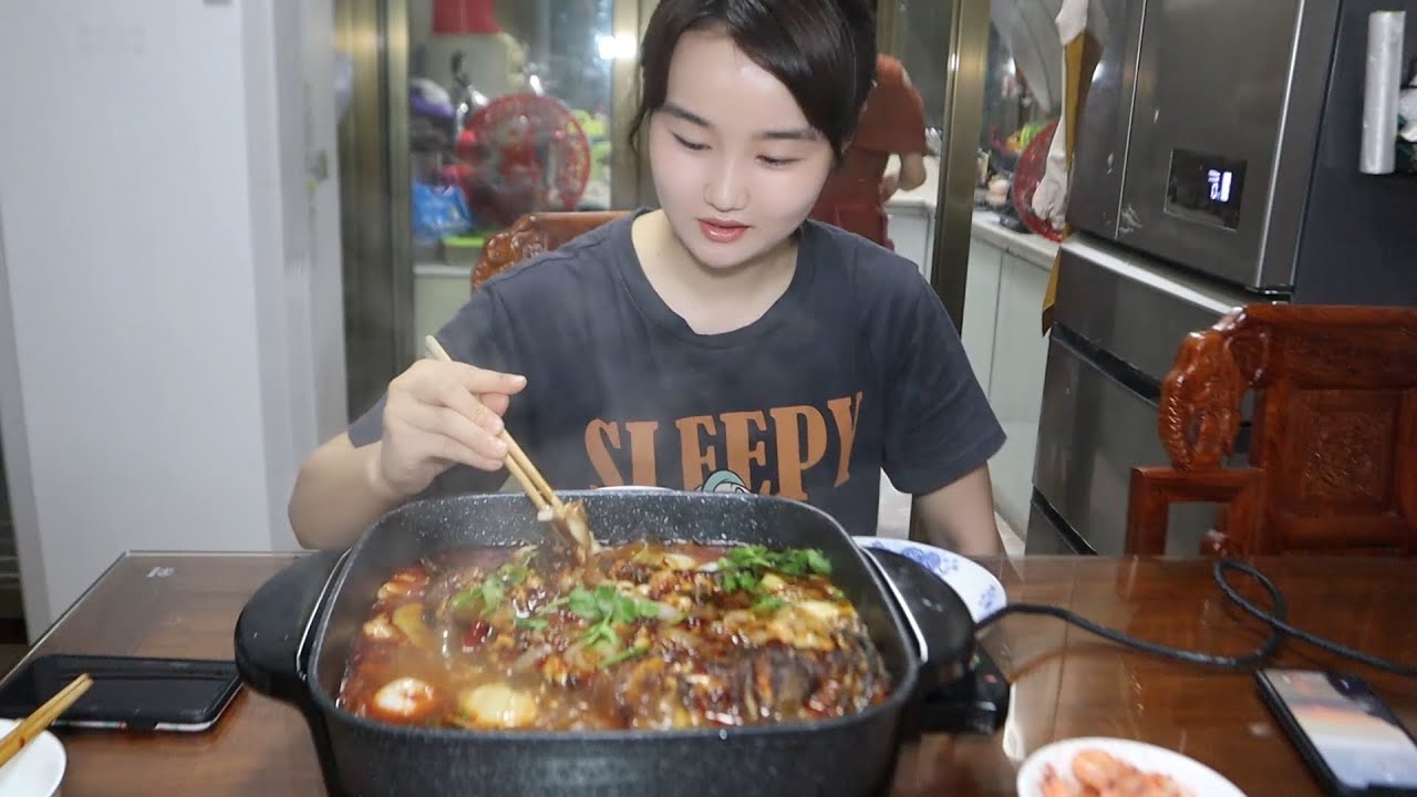 猪猪做的烤鱼味道太绝了，俩朋友闻着味就来了，家里做好饭都不吃